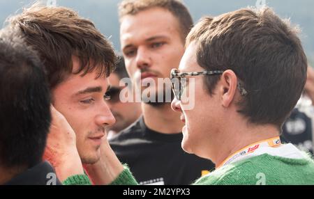 Charles Leclerc, pilote monégasque de Ferrari, et la mère d'Anthoine Hubert, pilote français, photographiés pendant une minute de silence pour le pilote français décédé, Anthoine Hubert, avant la course du Grand Prix de Belgique de Formule 1 de Spa-Francorchamps, à Spa-Francorchamps, dimanche 01 septembre 2019. L'Hubert, âgé de 22 ans, a été tué dans un accident hier, lors de la course de Formule 2 sur le circuit de Spa-Francorchamps. BELGA PHOTO BENOIT DOPPAGNE Banque D'Images