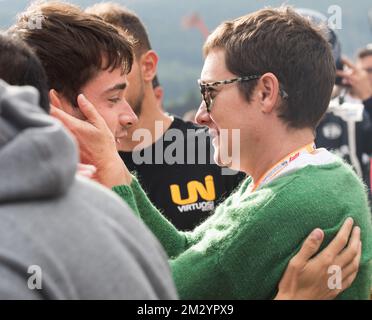 Charles Leclerc, pilote monégasque de Ferrari, et la mère d'Anthoine Hubert, pilote français, photographiés pendant une minute de silence pour le pilote français décédé, Anthoine Hubert, avant la course du Grand Prix de Belgique de Formule 1 de Spa-Francorchamps, à Spa-Francorchamps, dimanche 01 septembre 2019. L'Hubert, âgé de 22 ans, a été tué dans un accident hier, lors de la course de Formule 2 sur le circuit de Spa-Francorchamps. BELGA PHOTO BENOIT DOPPAGNE Banque D'Images