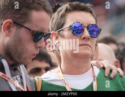 La mère et le parent du pilote français Anthoine Hubert photographiés pendant une minute de silence pour le pilote français décédé Anthoine Hubert, avant la course du Grand Prix de Belgique de Formule 1 de Spa-Francorchamps, à Spa-Francorchamps, dimanche 01 septembre 2019. L'Hubert, âgé de 22 ans, a été tué dans un accident hier, lors de la course de Formule 2 sur le circuit de Spa-Francorchamps. BELGA PHOTO BENOIT DOPPAGNE Banque D'Images