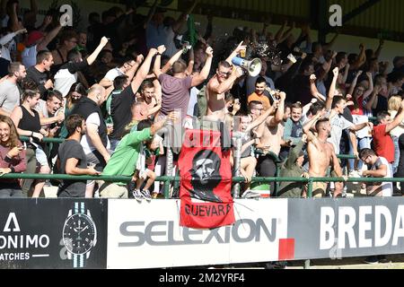 Les supporters de Virton photographiés lors d'un match de football entre Excelsior Virton et KVC Westerlo, dimanche 01 septembre 2019 à Virton, le quatrième jour de la division « Proximus League » 1B du championnat belge de football. BELGA PHOTO JOHAN EYCKENS Banque D'Images