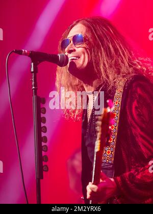 Édimbourg, Écosse, 13/12/2022, les Dead Daisies se produit en direct à l'académie O2 d'Édimbourg lors de leur visite d'hiver. Le groupe a été sur la route sans arrêt avec leur album rock brillant, RADIANCE. La ligne actuelle des Dead Daisies est Glenn Hughes (Deep Purple/Black Country Communion), avec voix et basse en tête, le guitariste en chef Doug Aldrich (Whitesnake/Dio), le joueur de guitare rythmique David Lowy (Mink/Red Phoenix) et le batteur Brian Tichy (étranger/Ozzy Osbourne). Banque D'Images