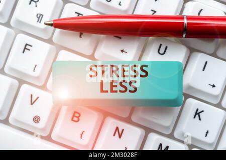 Écriture affichant moins de stress de texte. Photo conceptuelle rester à l'écart des problèmes sortir se détendre méditer se faire plaisir Banque D'Images