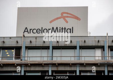 L'illustration montre le logo ArcelorMittal au siège social lors de la présentation du toit en pannel solaire sur le site de la société sidérurgique ArcelorMittal à Gand, lundi 16 septembre 2019. BELGA PHOTO KURT DESPLENTER Banque D'Images