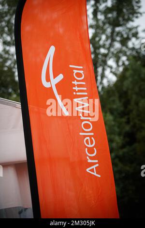 L'illustration montre le logo ArcelorMittal sur un drapeau au siège social lors de la présentation du toit en pannel solaire sur le site de la société sidérurgique ArcelorMittal à Gand, lundi 16 septembre 2019. BELGA PHOTO KURT DESPLENTER Banque D'Images