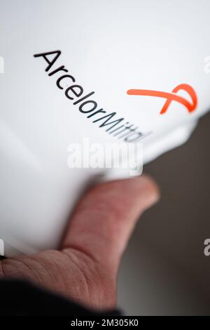 L'illustration montre le logo ArcelorMittal sur un casque au siège social lors de la présentation du toit en pannel solaire sur le site de la société sidérurgique ArcelorMittal à Gand, lundi 16 septembre 2019. BELGA PHOTO KURT DESPLENTER Banque D'Images