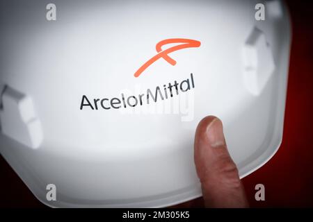 L'illustration montre le logo ArcelorMittal sur un casque au siège social lors de la présentation du toit en pannel solaire sur le site de la société sidérurgique ArcelorMittal à Gand, lundi 16 septembre 2019. BELGA PHOTO KURT DESPLENTER Banque D'Images