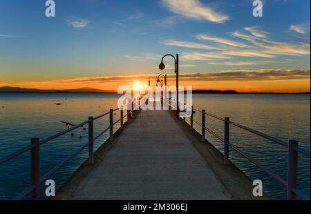 Lac Trasimeno (Ombrie, Italie) - depuis le front de mer de la ville de Passignano sul Trasimeno, centre de l'Italie dans la province de Pérouse Banque D'Images