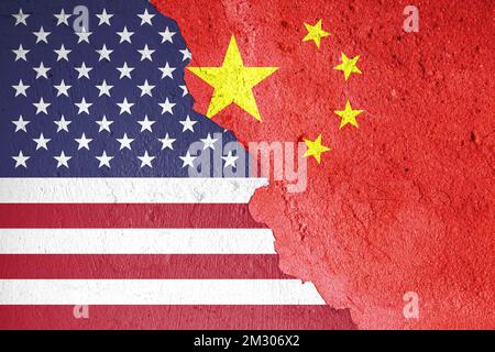 Les drapeaux américains et chinois sur fond de pierre craquelée Banque D'Images