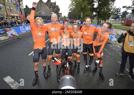 Dutch Koen Bouwman de l'équipe Jumbo-Visma, Dutch Jos van Emden de l'équipe Jumbo-Visma, Dutch Lucinda Brand of Team Sunweb, Dutch Amy Pieters, Dutch Bauke Mollema de Trek-Segafredo et Dutch Riejanne Markus célèbrent après avoir remporté le Team Time Trial Mixed Relay aux Championnats du monde de cyclisme UCI Road à Harrogate, North Yorkshire, Royaume-Uni, dimanche 22 septembre 2019. Les mondes ont lieu du 21 au 29 septembre. BELGA PHOTO YORICK JANSENS Banque D'Images