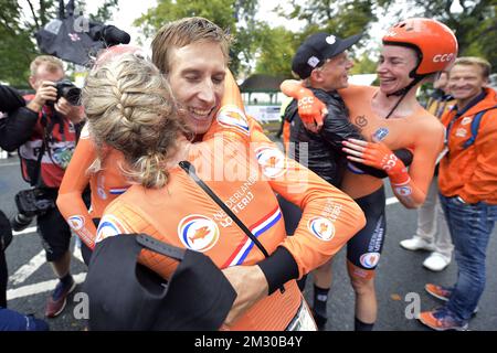 Le néerlandais Amy Pieters, le néerlandais Bauke Mollema de Trek-Segafredo, le néerlandais Koen Bouwman de l'équipe Jumbo-Visma et le néerlandais Riejanne Markus célèbrent après avoir remporté le relais mixte d'essais de temps d'équipe aux Championnats du monde de la route UCI à Harrogate, dans le North Yorkshire, au Royaume-Uni, le dimanche 22 septembre 2019. Les mondes ont lieu du 21 au 29 septembre. BELGA PHOTO YORICK JANSENS Banque D'Images