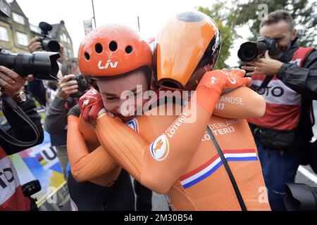 Riejanne Markus néerlandaise et Amy Pieters néerlandais célèbrent après avoir remporté le relais mixte de test de temps d'équipe aux Championnats du monde de route UCI à Harrogate, dans le North Yorkshire, au Royaume-Uni, le dimanche 22 septembre 2019. Les mondes ont lieu du 21 au 29 septembre. BELGA PHOTO YORICK JANSENS Banque D'Images