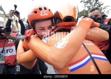 Riejanne Markus néerlandaise et Amy Pieters néerlandais célèbrent après avoir remporté le relais mixte de test de temps d'équipe aux Championnats du monde de route UCI à Harrogate, dans le North Yorkshire, au Royaume-Uni, le dimanche 22 septembre 2019. Les mondes ont lieu du 21 au 29 septembre. BELGA PHOTO YORICK JANSENS Banque D'Images