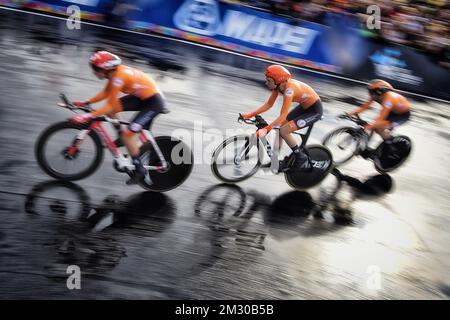 Dutch Lucinda Brand of Team Sunweb, Dutch Riejanne Markus et Dutch Amy Pieters photographiés en action pendant le relais mixte de test de temps d'équipe aux Championnats du monde de route UCI à Harrogate, North Yorkshire, Royaume-Uni, dimanche 22 septembre 2019. Les mondes ont lieu du 21 au 29 septembre. BELGA PHOTO YORICK JANSENS Banque D'Images