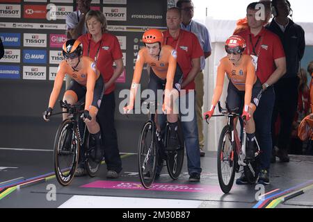 Dutch Amy Pieters, Dutch Riejanne Markus et Dutch Lucinda Brand of Team Sunweb photographié au début du relais mixte de test de temps d'équipe aux Championnats du monde de route UCI à Harrogate, North Yorkshire, Royaume-Uni, dimanche 22 septembre 2019. Les mondes ont lieu du 21 au 29 septembre. BELGA PHOTO YORICK JANSENS Banque D'Images