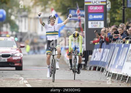 L'australien Rohan Dennis de Bahreïn-Merida célèbre son arrivée devant le Primoz Rogall slovène de l'équipe Jumbo-Visma, à la fin du procès individuel Men Elite aux Championnats du monde de route UCI à Harrogate, dans le North Yorkshire, au Royaume-Uni, le mercredi 25 septembre 2019. Les mondes ont lieu du 21 au 29 septembre. BELGA PHOTO YORICK JANSENS Banque D'Images