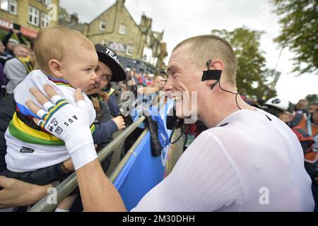 Le nouveau champion du monde australien Rohan Dennis de Bahreïn-Merida salue sa femme Melissa Hoskins et leur fils, à la fin du procès à temps individuel Men Elite aux Championnats du monde de route UCI à Harrogate, dans le North Yorkshire, au Royaume-Uni, le mercredi 25 septembre 2019. Les mondes ont lieu du 21 au 29 septembre. BELGA PHOTO YORICK JANSENS Banque D'Images