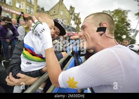 Le nouveau champion du monde australien Rohan Dennis de Bahreïn-Merida salue sa femme Melissa Hoskins et leur fils, à la fin du procès à temps individuel Men Elite aux Championnats du monde de route UCI à Harrogate, dans le North Yorkshire, au Royaume-Uni, le mercredi 25 septembre 2019. Les mondes ont lieu du 21 au 29 septembre. BELGA PHOTO YORICK JANSENS Banque D'Images