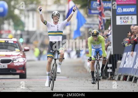 L'australien Rohan Dennis de Bahreïn-Merida célèbre son arrivée devant le Primoz Rogall slovène de l'équipe Jumbo-Visma, à la fin du procès individuel Men Elite aux Championnats du monde de route UCI à Harrogate, dans le North Yorkshire, au Royaume-Uni, le mercredi 25 septembre 2019. Les mondes ont lieu du 21 au 29 septembre. BELGA PHOTO YORICK JANSENS Banque D'Images