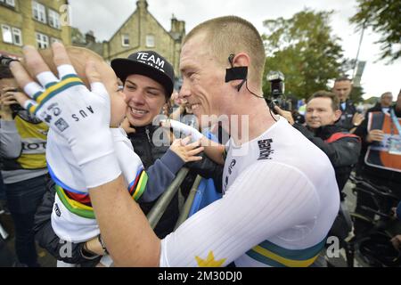 Le nouveau champion du monde australien Rohan Dennis de Bahreïn-Merida salue sa femme Melissa Hoskins et leur fils, à la fin du procès à temps individuel Men Elite aux Championnats du monde de route UCI à Harrogate, dans le North Yorkshire, au Royaume-Uni, le mercredi 25 septembre 2019. Les mondes ont lieu du 21 au 29 septembre. BELGA PHOTO YORICK JANSENS Banque D'Images