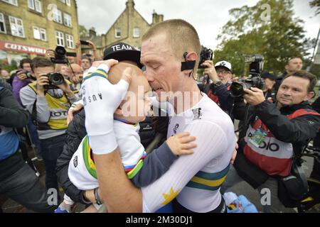 Le nouveau champion du monde australien Rohan Dennis de Bahreïn-Merida salue sa femme Melissa Hoskins et leur fils, à la fin du procès à temps individuel Men Elite aux Championnats du monde de route UCI à Harrogate, dans le North Yorkshire, au Royaume-Uni, le mercredi 25 septembre 2019. Les mondes ont lieu du 21 au 29 septembre. BELGA PHOTO YORICK JANSENS Banque D'Images