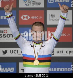 Australian Rohan Dennis, de Bahreïn-Merida , vainqueur de la médaille d'or célèbre sur le podium de la épreuve individuelle de temps de Men Elite aux Championnats du monde de route UCI à Harrogate, dans le North Yorkshire, au Royaume-Uni, le mercredi 25 septembre 2019. Les mondes ont lieu du 21 au 29 septembre. BELGA PHOTO YORICK JANSENS Banque D'Images