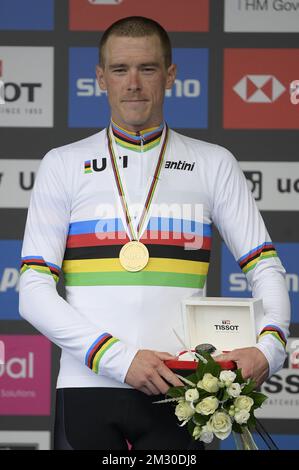 Australian Rohan Dennis, de Bahreïn-Merida , vainqueur de la médaille d'or célèbre sur le podium de la épreuve individuelle de temps de Men Elite aux Championnats du monde de route UCI à Harrogate, dans le North Yorkshire, au Royaume-Uni, le mercredi 25 septembre 2019. Les mondes ont lieu du 21 au 29 septembre. BELGA PHOTO YORICK JANSENS Banque D'Images