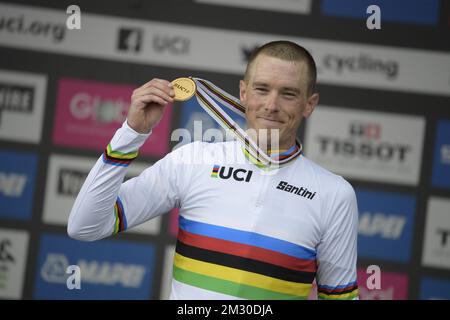 Australian Rohan Dennis, de Bahreïn-Merida , vainqueur de la médaille d'or célèbre sur le podium de la épreuve individuelle de temps de Men Elite aux Championnats du monde de route UCI à Harrogate, dans le North Yorkshire, au Royaume-Uni, le mercredi 25 septembre 2019. Les mondes ont lieu du 21 au 29 septembre. BELGA PHOTO YORICK JANSENS Banque D'Images