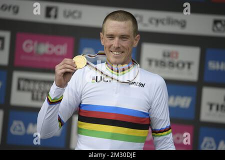 Australian Rohan Dennis, de Bahreïn-Merida , vainqueur de la médaille d'or célèbre sur le podium de la épreuve individuelle de temps de Men Elite aux Championnats du monde de route UCI à Harrogate, dans le North Yorkshire, au Royaume-Uni, le mercredi 25 septembre 2019. Les mondes ont lieu du 21 au 29 septembre. BELGA PHOTO YORICK JANSENS Banque D'Images