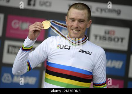 Australian Rohan Dennis, de Bahreïn-Merida , vainqueur de la médaille d'or célèbre sur le podium de la épreuve individuelle de temps de Men Elite aux Championnats du monde de route UCI à Harrogate, dans le North Yorkshire, au Royaume-Uni, le mercredi 25 septembre 2019. Les mondes ont lieu du 21 au 29 septembre. BELGA PHOTO YORICK JANSENS Banque D'Images