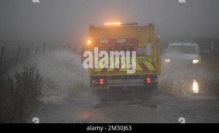 L'illustration montre un camion d'entretien d'autoroute qui traverse la pluie et une flaque géante, sur la piste, pendant la course masculine aux Championnats du monde de route UCI à Harrogate, dans le North Yorkshire, au Royaume-Uni, le dimanche 29 septembre 2019. Les mondes ont lieu du 21 au 29 septembre. BELGA PHOTO YORICK JANSENS Banque D'Images