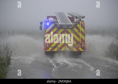 L'illustration montre un camion de pompier qui traverse la pluie et une flaque géante, sur la piste, pendant la course masculine aux Championnats du monde de route UCI à Harrogate, dans le North Yorkshire, au Royaume-Uni, le dimanche 29 septembre 2019. Les mondes ont lieu du 21 au 29 septembre. BELGA PHOTO YORICK JANSENS Banque D'Images