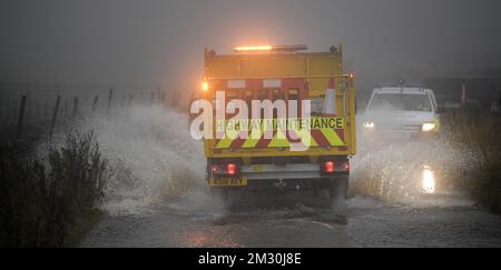 L'illustration montre un camion d'entretien d'autoroute qui traverse la pluie et une flaque géante, sur la piste, pendant la course masculine aux Championnats du monde de route UCI à Harrogate, dans le North Yorkshire, au Royaume-Uni, le dimanche 29 septembre 2019. Les mondes ont lieu du 21 au 29 septembre. BELGA PHOTO YORICK JANSENS Banque D'Images