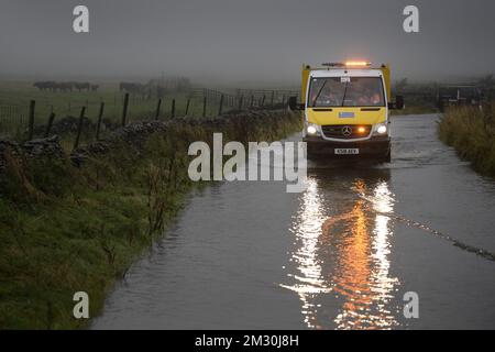 L'illustration montre un camion d'entretien d'autoroute qui traverse la pluie et une flaque géante, sur la piste, pendant la course masculine aux Championnats du monde de route UCI à Harrogate, dans le North Yorkshire, au Royaume-Uni, le dimanche 29 septembre 2019. Les mondes ont lieu du 21 au 29 septembre. BELGA PHOTO YORICK JANSENS Banque D'Images