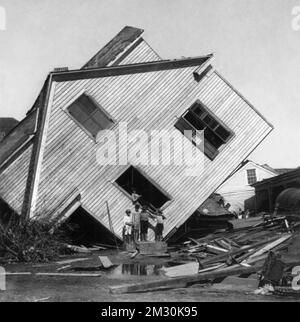 Un gros conseil à Galveston - après l'ouragan Galveston, Texas, de 1900. House on Avenue N. Date 15 octobre 1900 Banque D'Images