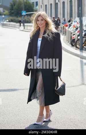 MILAN, ITALIE - 22 SEPTEMBRE 2022 : Xenia Adonts avant le spectacle de mode Prada, Milan Fashion week Street style Banque D'Images