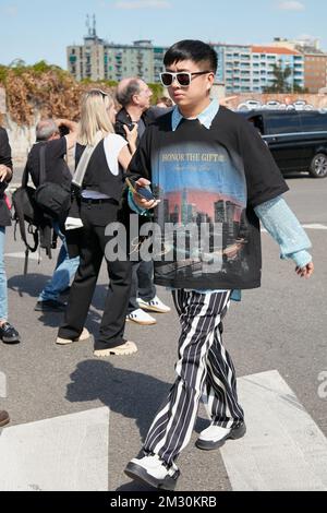 MILAN, ITALIE - 22 SEPTEMBRE 2022 : Declan Chan avant le spectacle de mode Prada, Milan Fashion week Street style Banque D'Images