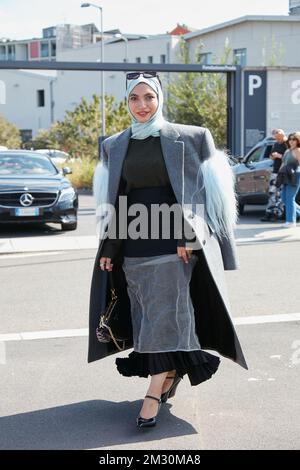 MILAN, ITALIE - 22 SEPTEMBRE 2022 : Aya Mohamed avant le défilé de mode Prada, Milan Fashion week Street style Banque D'Images