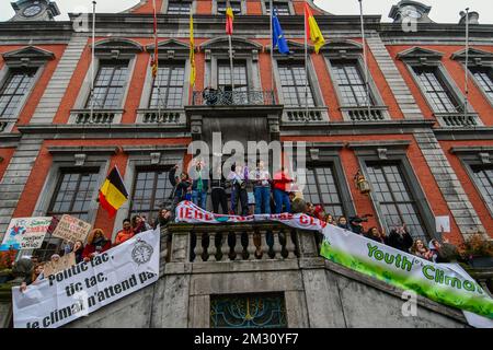 Les membres de Jeunesse pour le climat Liège photographiés devant l'hôtel de ville de Liège lors d'un rassemblement des jeunes Liège pour le climat. 15,000 étudiants touchés par des problèmes climatiques ont parcouru les rues de Liège. C'est la deuxième action des étudiants de Liège pour le climat, jeudi 31 janvier 2019 à Liège, Belgique. Banque D'Images