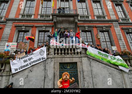 Les membres de Jeunesse pour le climat Liège photographiés devant l'hôtel de ville de Liège lors d'un rassemblement des jeunes Liège pour le climat. 15,000 étudiants touchés par des problèmes climatiques ont parcouru les rues de Liège. C'est la deuxième action des étudiants de Liège pour le climat, jeudi 31 janvier 2019 à Liège, Belgique. Banque D'Images