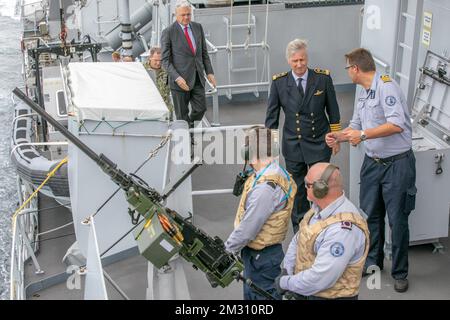 Roi Philippe - Filip de Belgique (CR) et vice-Premier ministre et ministre des Affaires étrangères et de la Défense Didier Reynders (C Upper) photographié lors d'une visite à la frégate Léopold I de la Défense belge dans le détroit de Gibraltar, vendredi 11 octobre 2019. BELGA PHOTO POOL OLIVIER MATTYS Banque D'Images