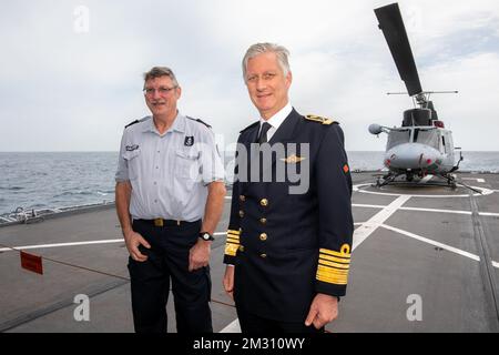 Caufriez et le roi Philippe - Filip de Belgique photographié lors d'une visite à la frégate de Léopold I de la défense belge dans le détroit de Gibraltar, vendredi 11 octobre 2019. BELGA PHOTO POOL OLIVIER MATTYS Banque D'Images