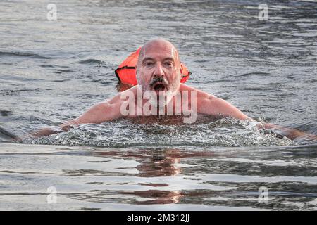 Londres, Royaume-Uni. 14th décembre 2022. Le nageur Bernd est venu pour une baignade revigorante et brave l'eau avec un sourire. Les nageurs brave le temps froid mais ensoleillé pour la baignade en eau libre au lac de baignade de Beckenham place Park, un lac dans un cadre naturel au parc de Beckenham place dans le sud-est de Londres. Deux gardes de la vie entièrement formés sont présents avec l'équipement de sauvetage pour les sessions de natation en eau libre réservées et tous les nageurs ont eu des sessions d'induction sur la natation en hiver et les mesures de sécurité, et nager avec une bouée de vie. Credit: Imagetraceur/Alamy Live News Banque D'Images