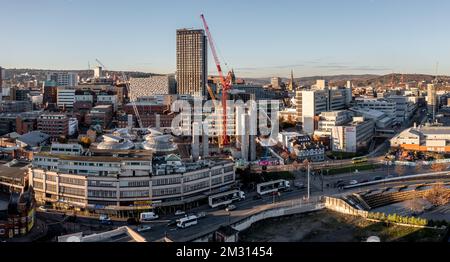 SHEFFIELD, ROYAUME-UNI - 7 DÉCEMBRE 2022. Vue aérienne de l'université de Sheffield Hallam et des bâtiments de l'Union des étudiants connus sous le nom de centres dans le centre de Shef Banque D'Images