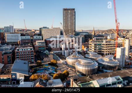 SHEFFIELD, ROYAUME-UNI - 7 DÉCEMBRE 2022. Vue aérienne des bâtiments de l'Union des étudiants de l'Université Sheffield Hallam connus sous le nom de centres dans le centre de Sheffiel Banque D'Images
