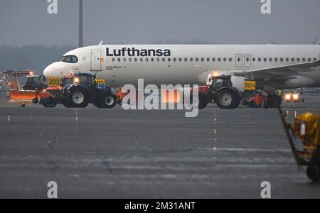Munich, Allemagne. 14th décembre 2022. Un avion Lufthansa se trouve à l'aéroport de Munich. En raison du danger de routes glacées dû à la pluie verglaçante, aucun avion n'a pu décoller ou atterrir à l'aéroport de Munich mercredi après-midi pour le moment. 133 vols ont été annulés, 26 détournés, a déclaré un porte-parole de l'aéroport à la Deutsche presse-Agentur. Credit: Felix Hörhager/dpa/Alay Live News Banque D'Images