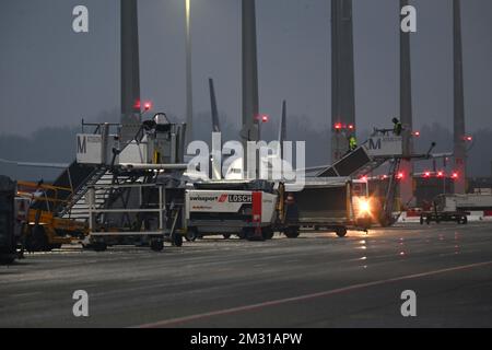 Munich, Allemagne. 14th décembre 2022. Stand d'avions à l'aéroport de Munich. En raison du danger de routes glacées dû à la pluie verglaçante, aucun avion n'a pu décoller et atterrir à l'aéroport de Munich mercredi après-midi pour l'instant. 133 vols ont été annulés, 26 détournés, a déclaré un porte-parole de l'aéroport à la Deutsche presse-Agentur. Credit: Felix Hörhager/dpa/Alay Live News Banque D'Images