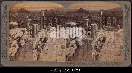 Depuis le mur ouest du Parthénon sur la ville moderne E. N. E. jusqu'à Lykabettos, Athènes, Villes et villages, colonnes, temples grecs, Collines, Parthénon Athènes, Grèce Edgar Sutton Dorr Collection de photographies Banque D'Images