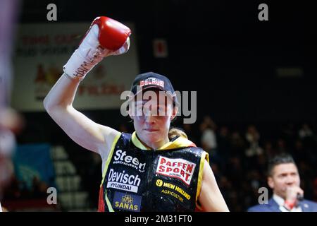 Persoon belge de Delfine photographié pendant le combat entre persoon belge de Delfine et Helen Joseph nigériane pour le titre de super poids féminin WBA World, lundi 11 novembre 2019, à Ostende. BELGA PHOTO KURT DESPLENTER Banque D'Images