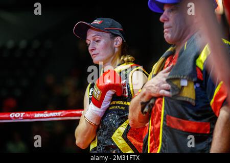 Persoon belge de Delfine photographié pendant le combat entre persoon belge de Delfine et Helen Joseph nigériane pour le titre de super poids féminin WBA World, lundi 11 novembre 2019, à Ostende. BELGA PHOTO KURT DESPLENTER Banque D'Images