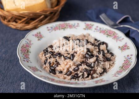 Gros plan de pinto gallo, cuisine traditionnelle costaricaine sur une assiette décorée. Banque D'Images